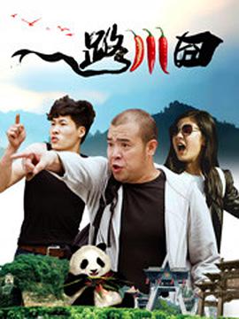 这种对中式美学的极致追求,其目的就是在大银幕上营造出一种独特的、沉浸式的文化氛围,这与短片以情节和情绪为主的表达方式形成了质的区别。