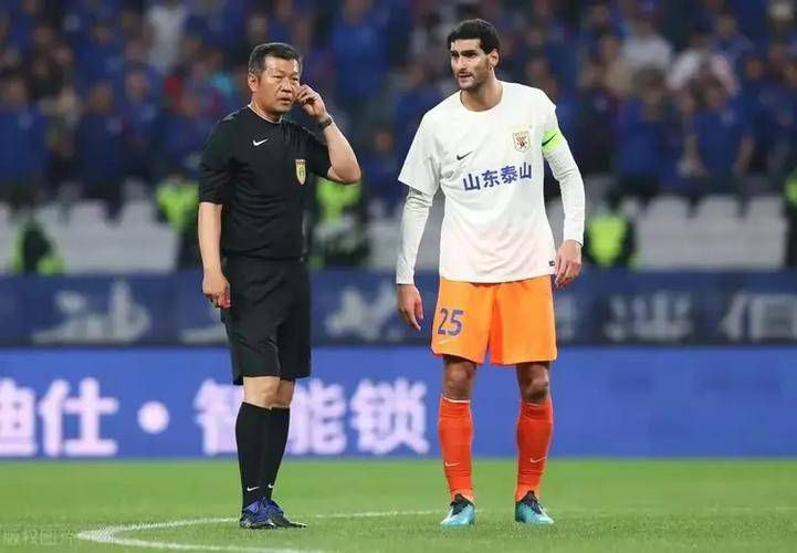 影片匠心独具地让传统老派技艺,与新时代的网络天眼等尖端科技展开硬核对抗,上演了一场扣人心弦的“他逃他追”极限追捕。