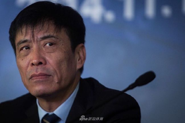 而贝克汉姆抱着小七满一脸爱意。