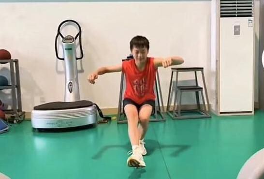 在她们的身后,是焦急的人们和一大堆科学仪器。